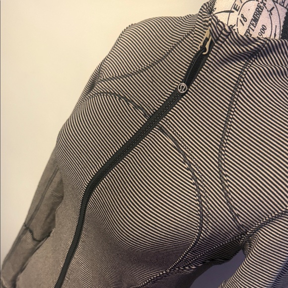 Lululemon Forme Jacket *Cuffins - Picture 3 of 5